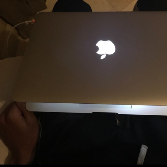 MAC BOOK - Picture 6 of 6